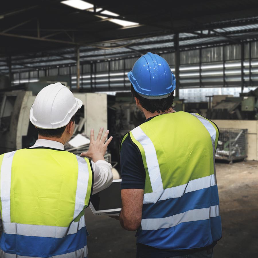 Hombres en industria